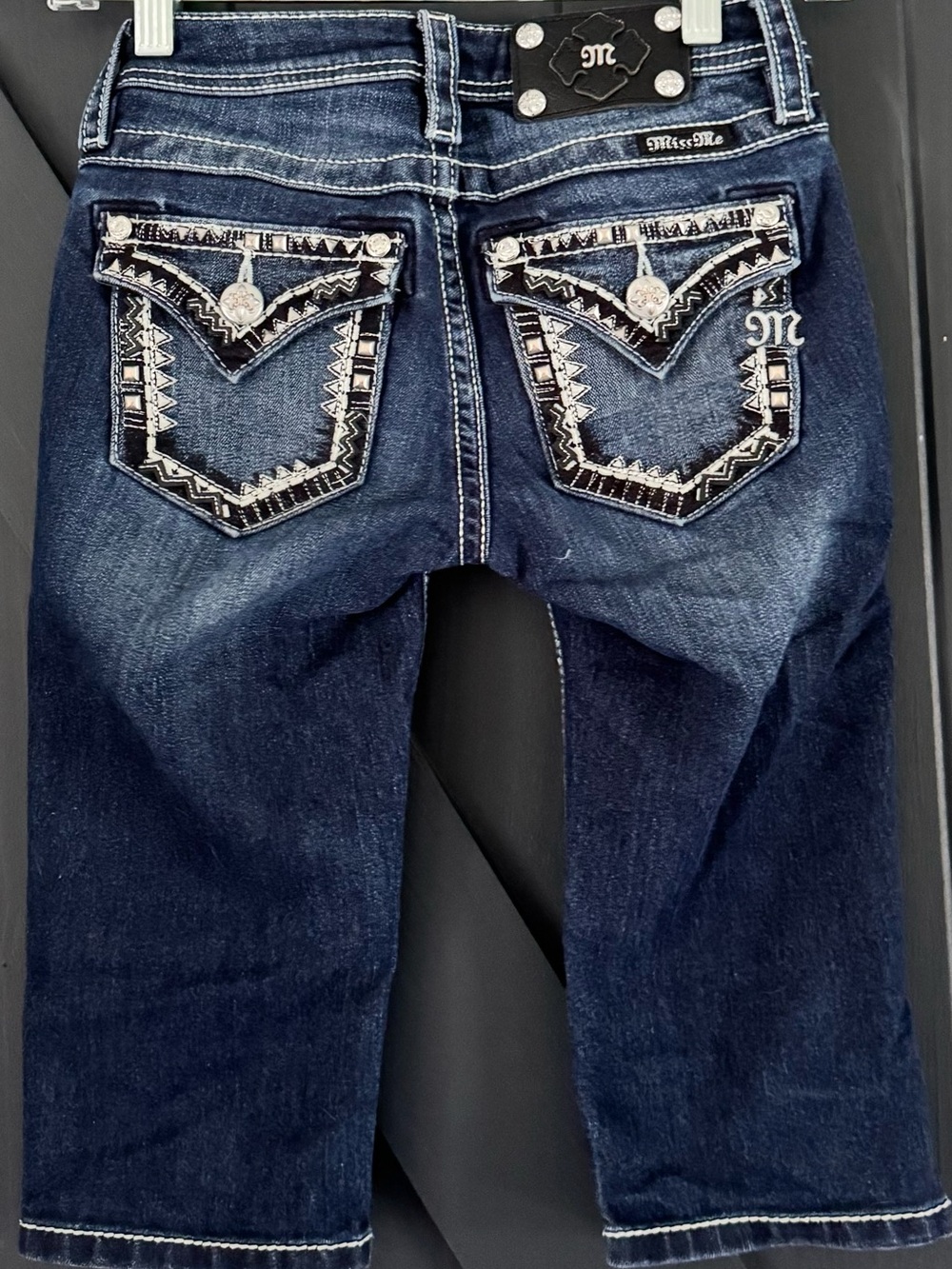 Miss Me Girls Size 10 Dark Indigo Capri Blue Jeans with Embellished Pockets - Picture 2 of 4